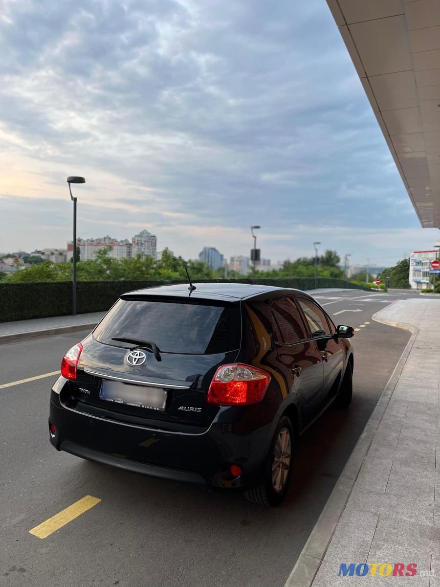 2010' Toyota Auris photo #3