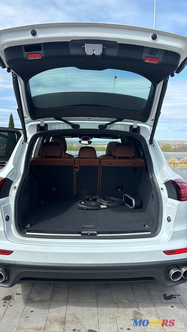 2017' Porsche Cayenne photo #6