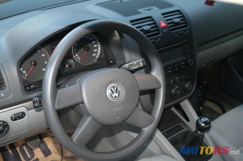 2004' Volkswagen Golf photo #4