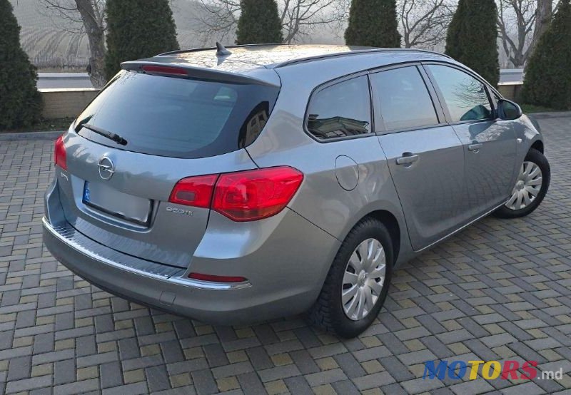 2012' Opel Astra photo #3