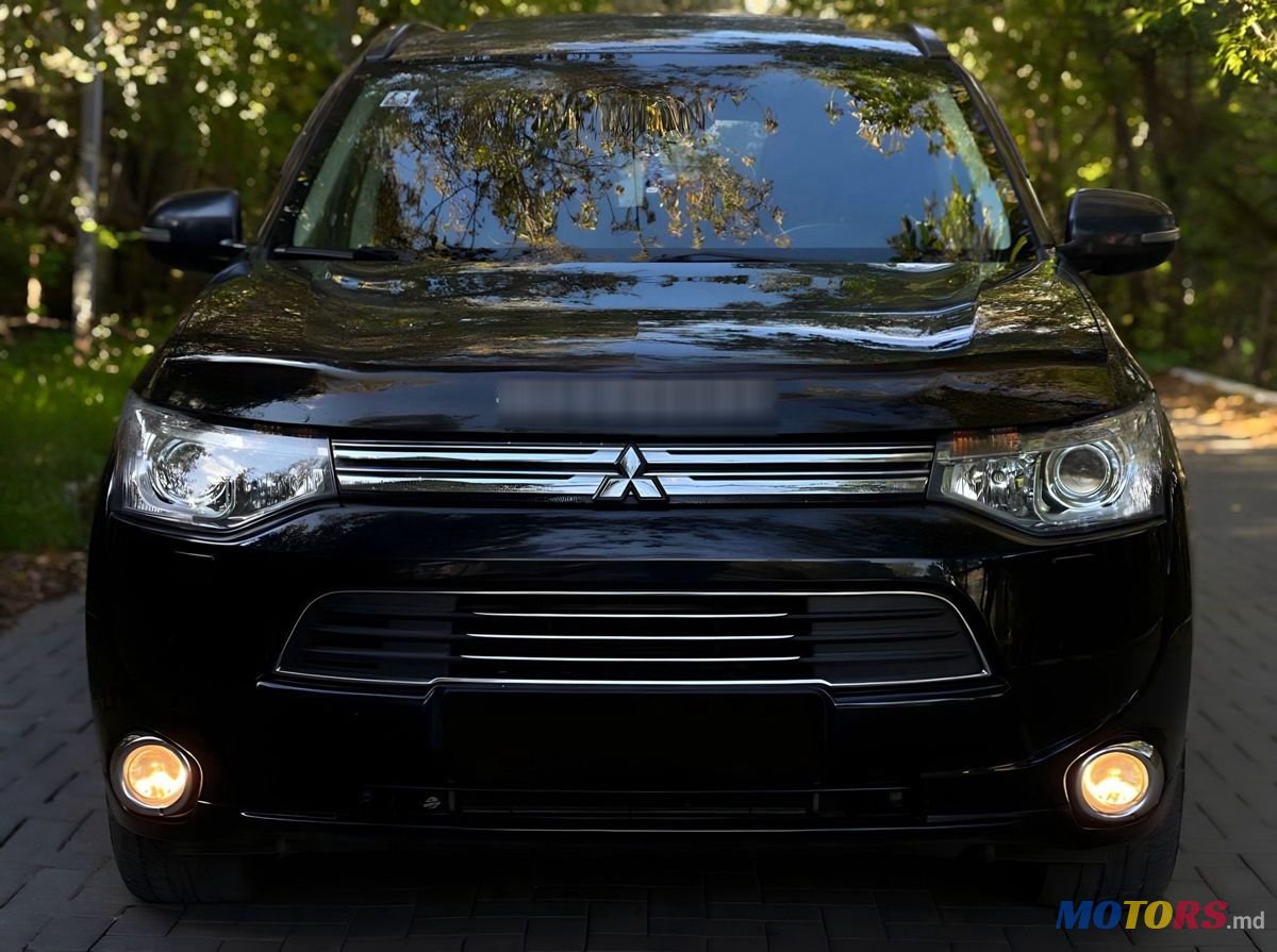 2014' Mitsubishi Outlander photo #2