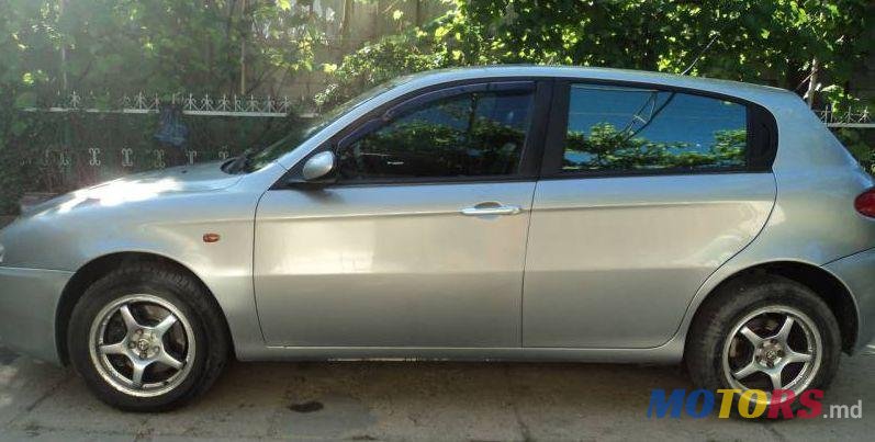 2001' Alfa Romeo 147 photo #1