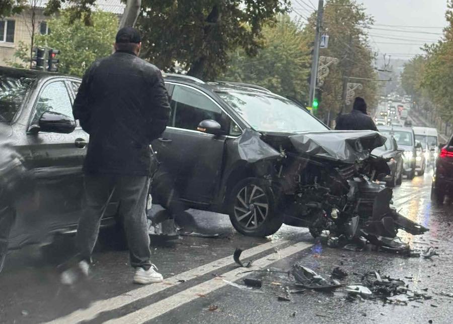 Moldovenii nu știu să conducă pe timp de ploaie? Circa 40 de accidente înregistrate în 90 de minute