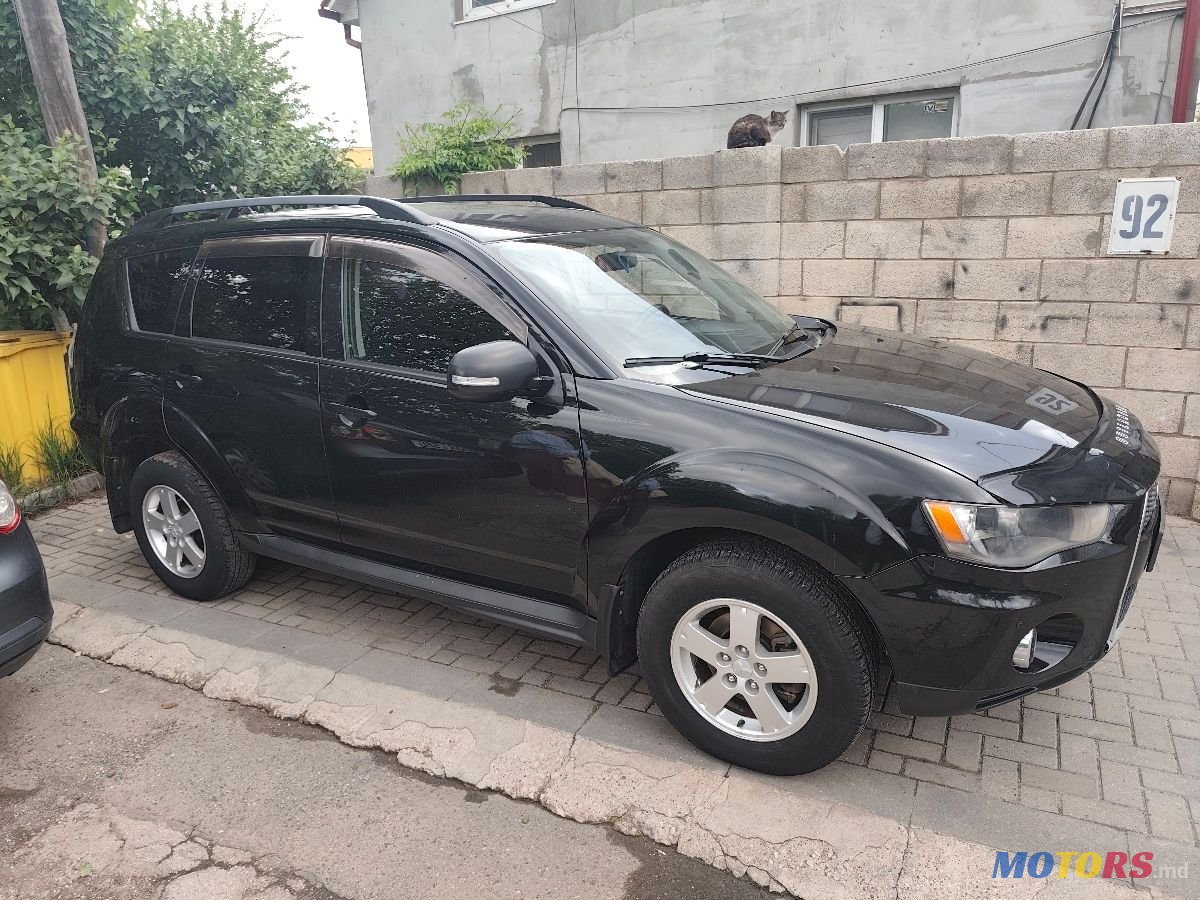 2011' Mitsubishi Outlander photo #2