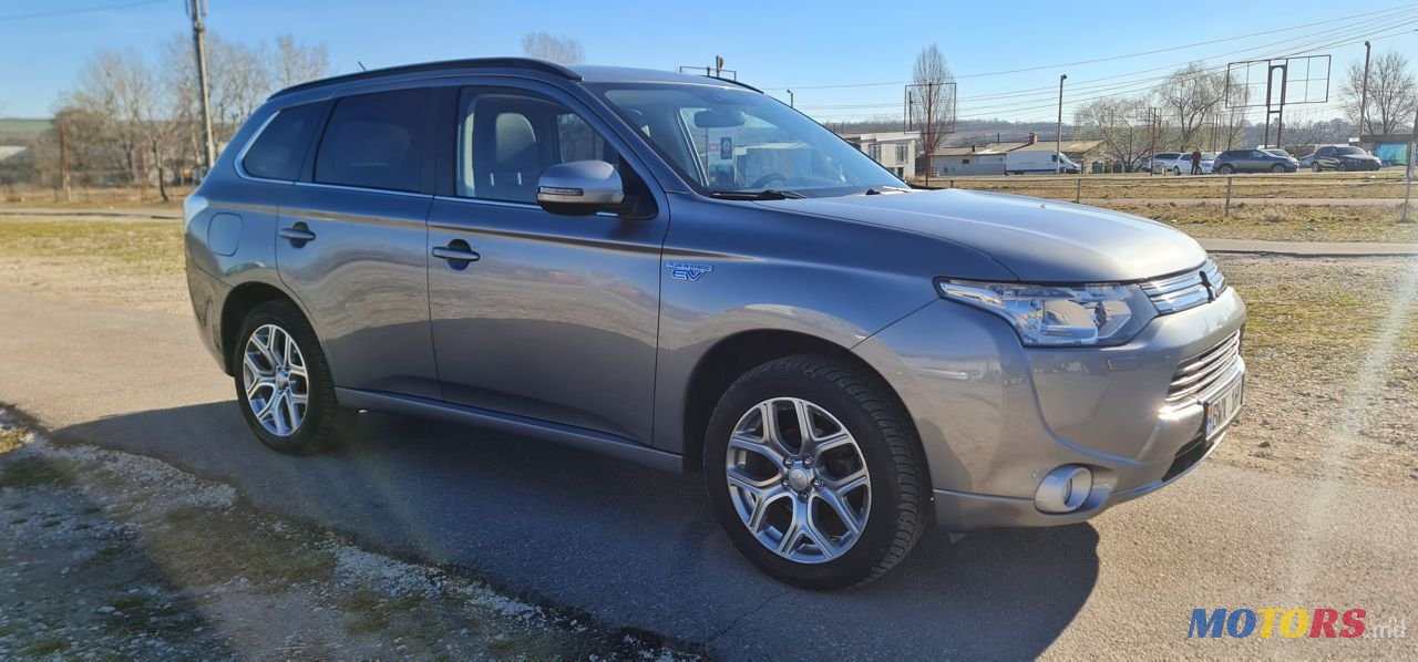 2013' Mitsubishi Outlander photo #6