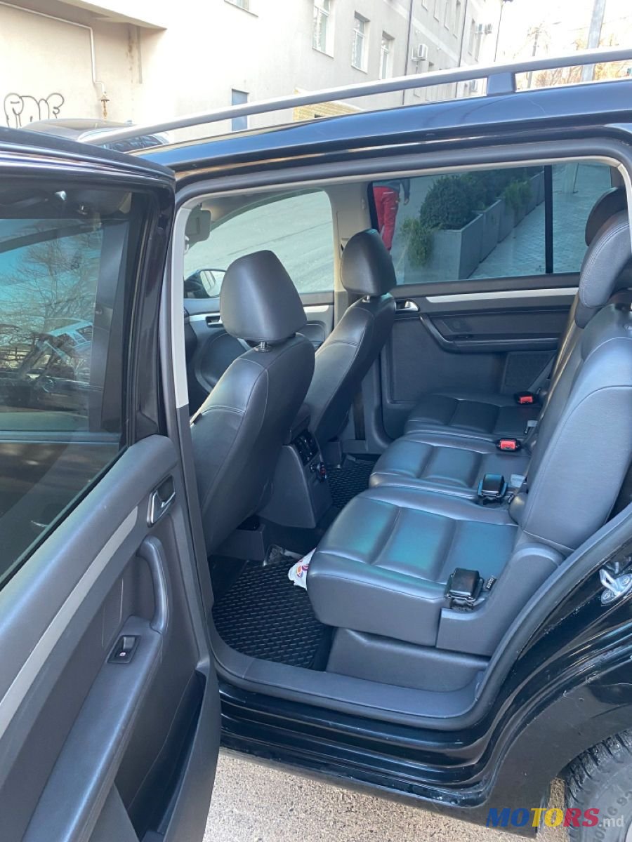 2011' Volkswagen Touran photo #5