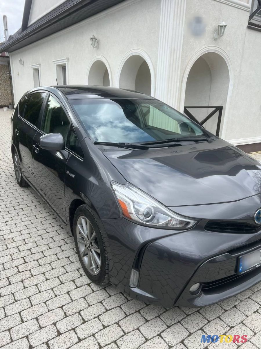 2017' Toyota Prius v photo #1