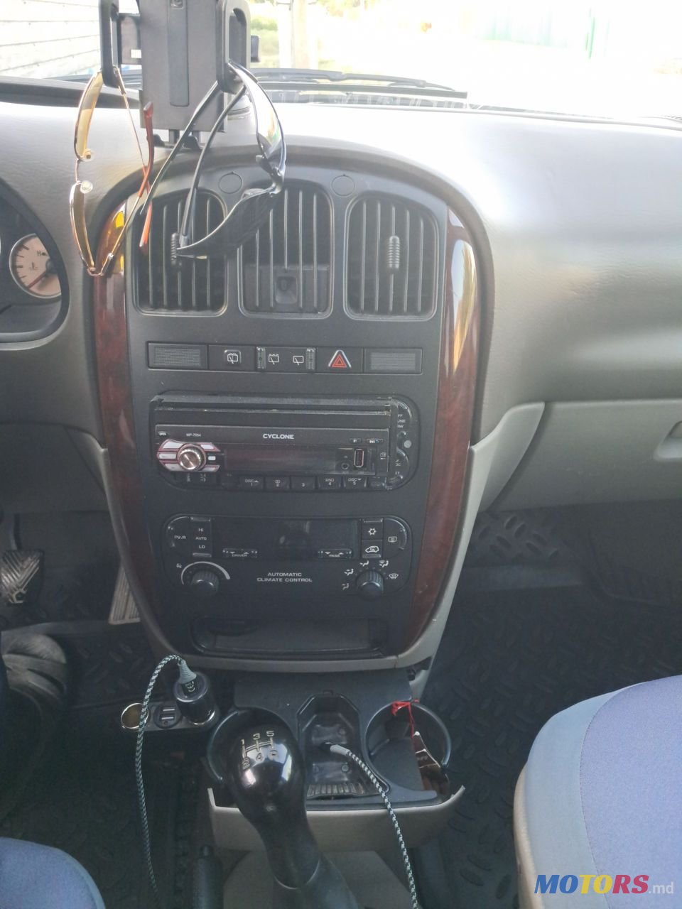 2002' Chrysler Voyager photo #3