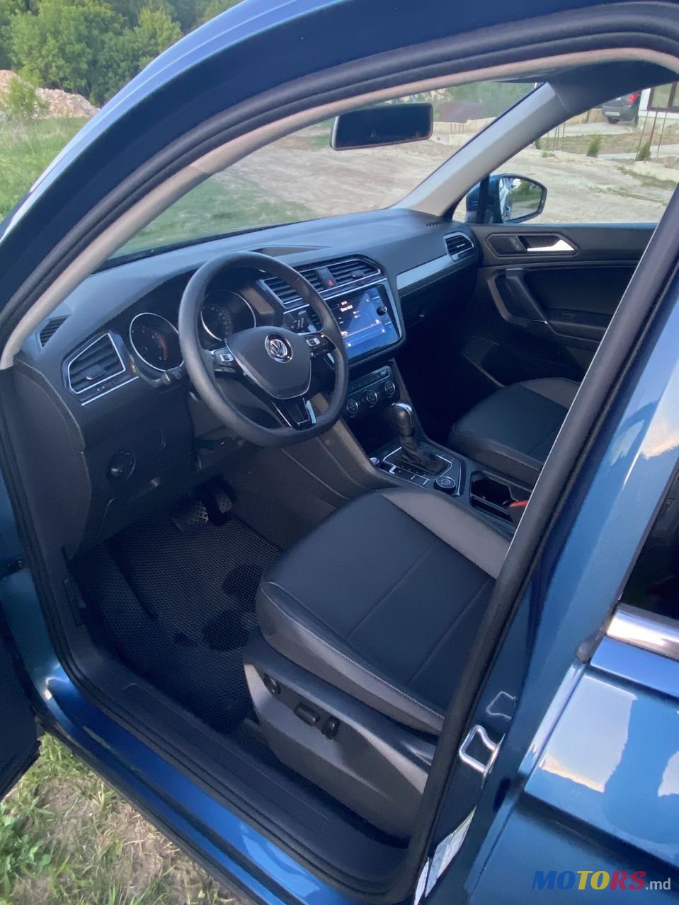 2020' Volkswagen Tiguan photo #3