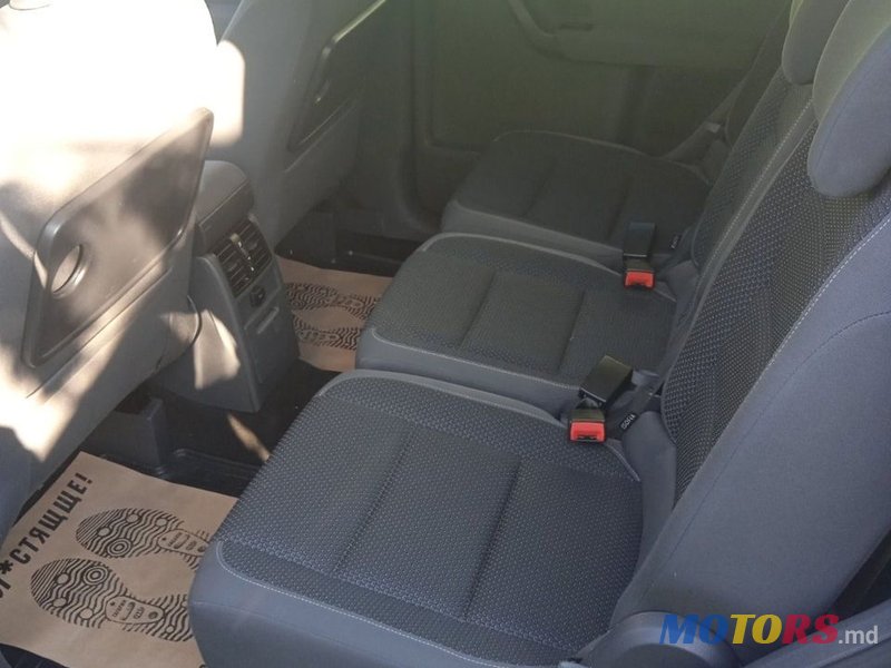 2012' Volkswagen Touran photo #2