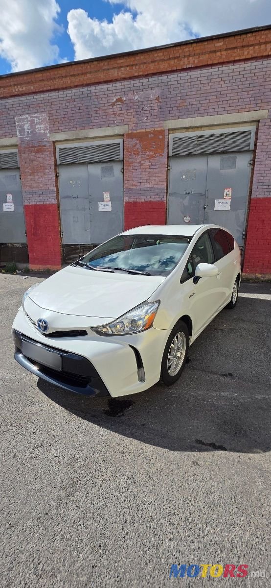 2015' Toyota Prius v photo #1