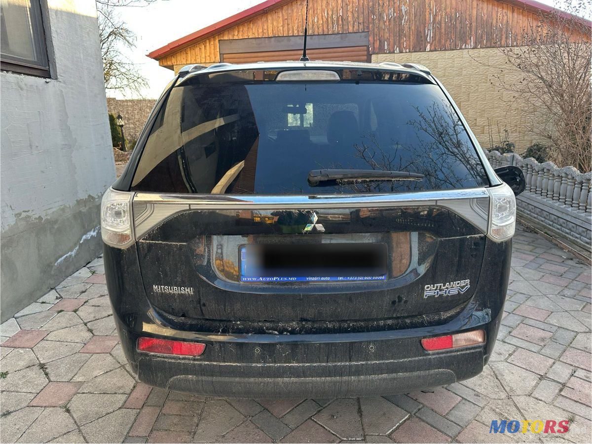 2014' Mitsubishi Outlander photo #2