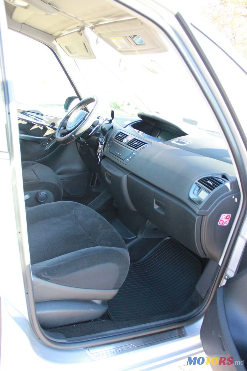 2010' Citroen C4 Picasso photo #5