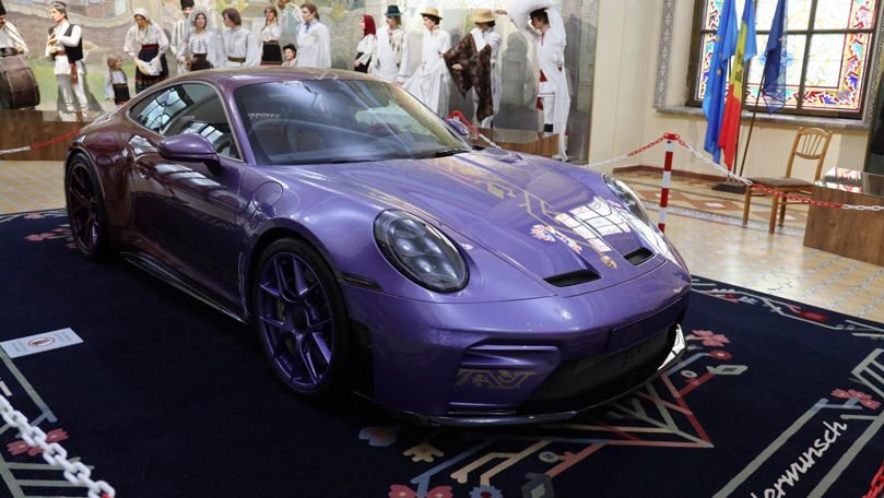 Controverse după lansarea unui Porsche la Muzeul de Etnografie. Reacția autorităților