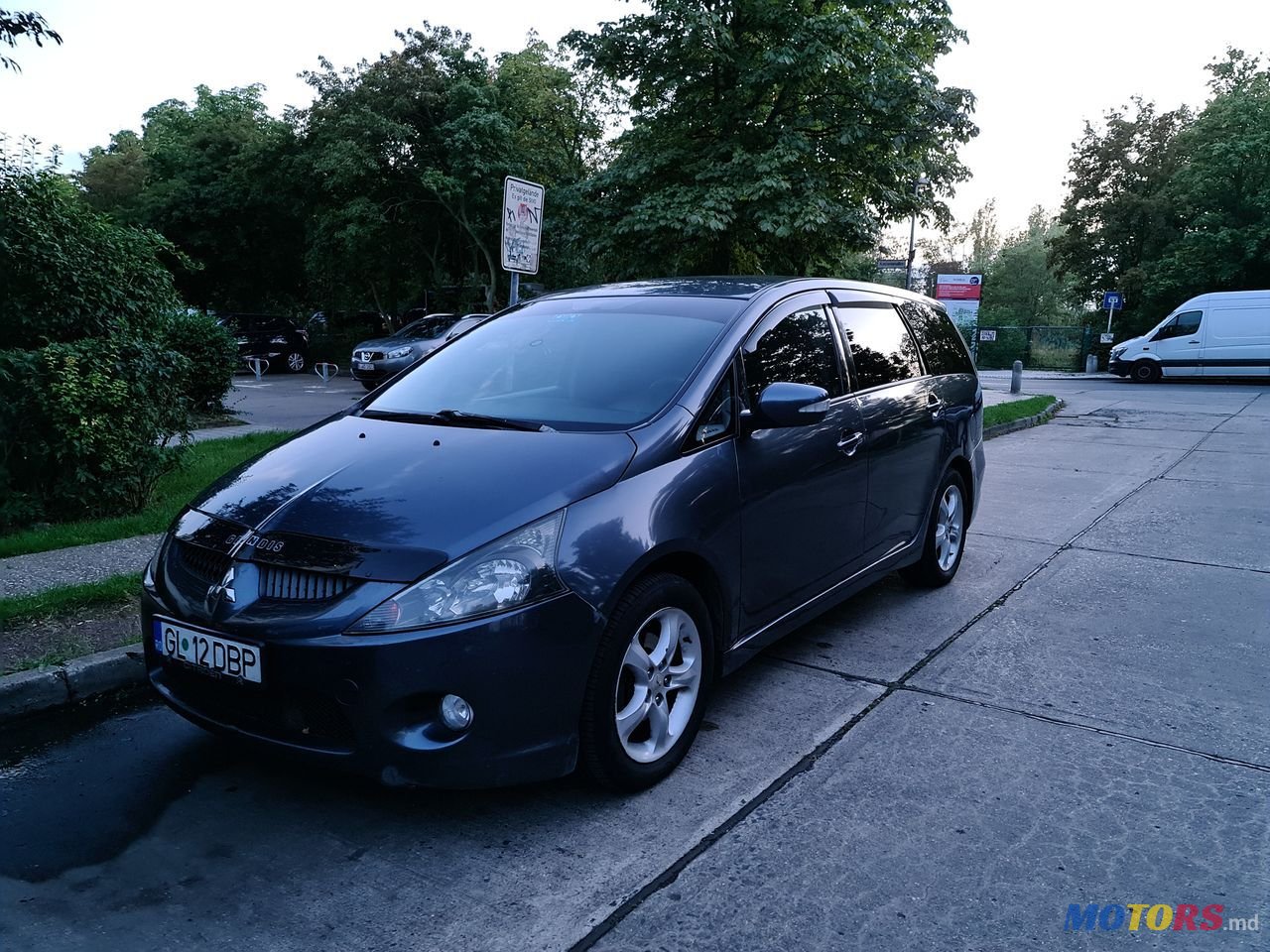 2006' Mitsubishi Grandis photo #2