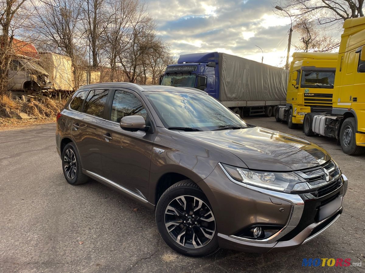 2017' Mitsubishi Outlander photo #2