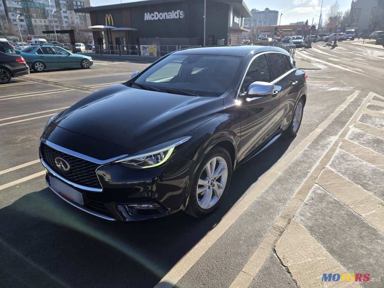 2016' Infiniti Q30 photo #2