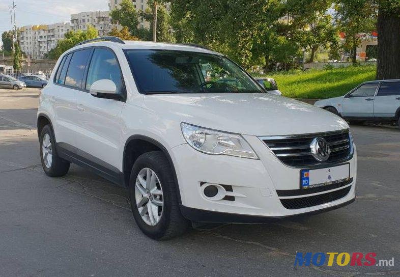 2011' Volkswagen Tiguan photo #1