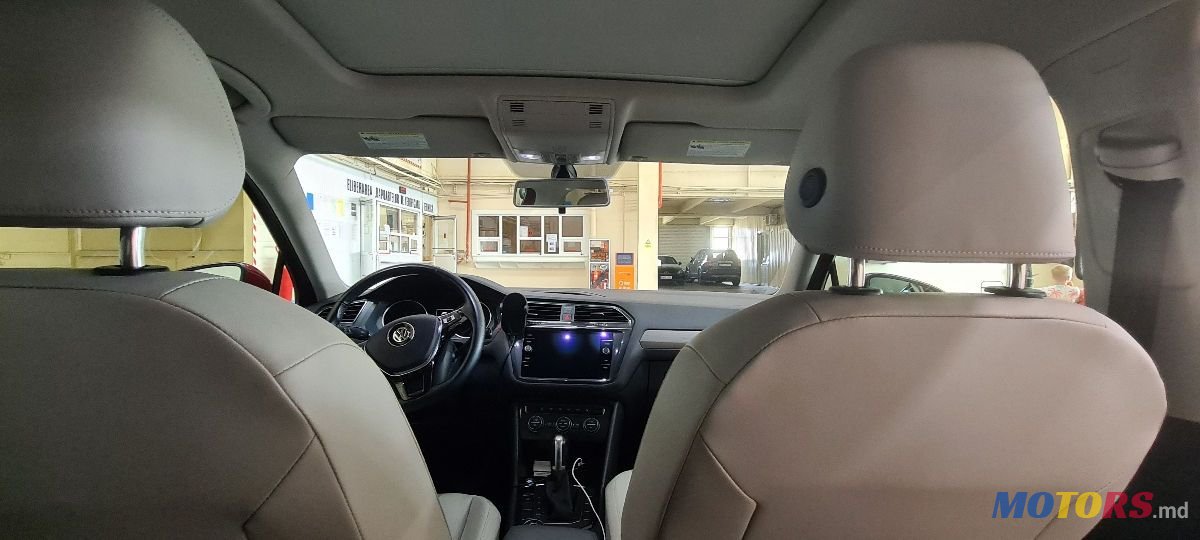 2019' Volkswagen Tiguan photo #5