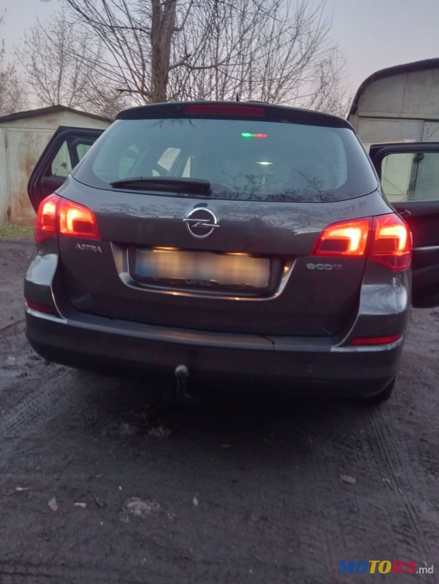 2011' Opel Astra photo #2