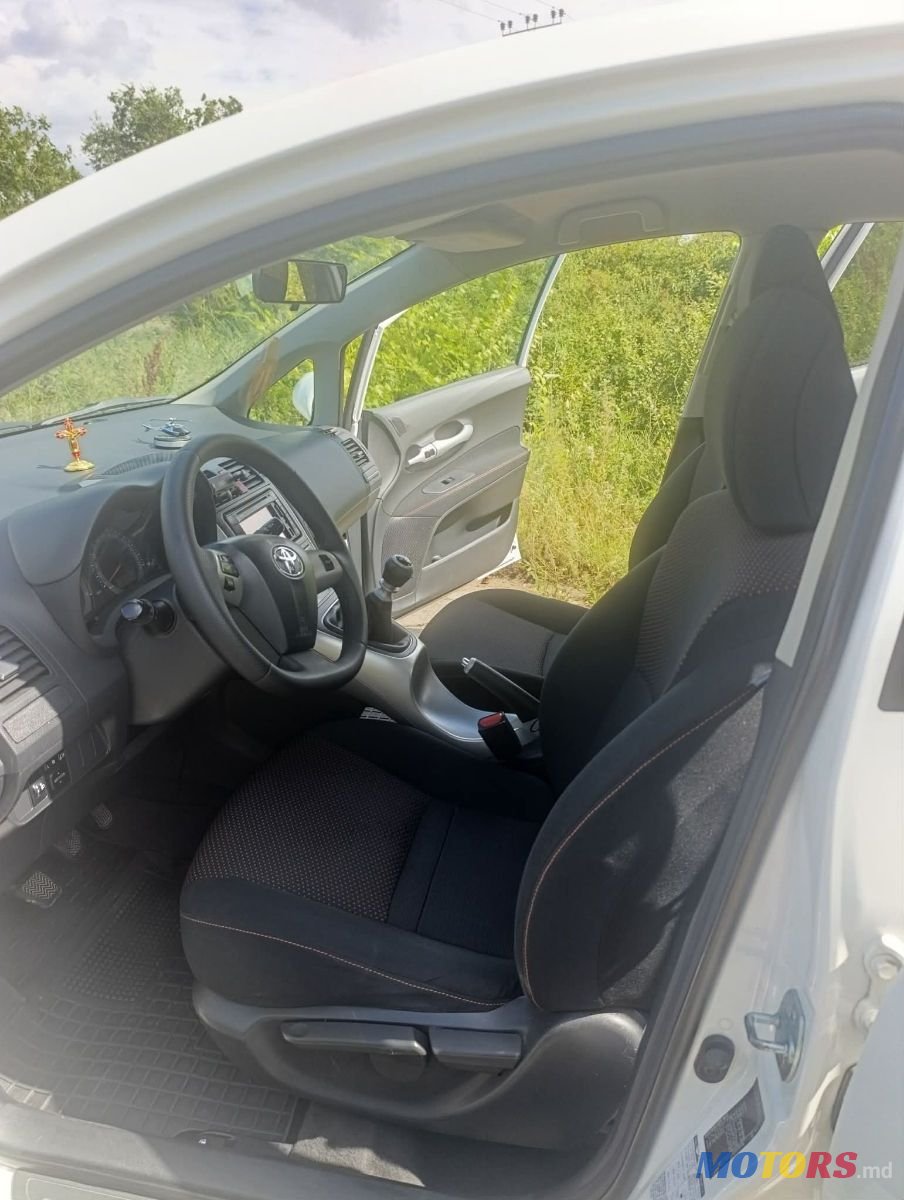 2010' Toyota Auris photo #6
