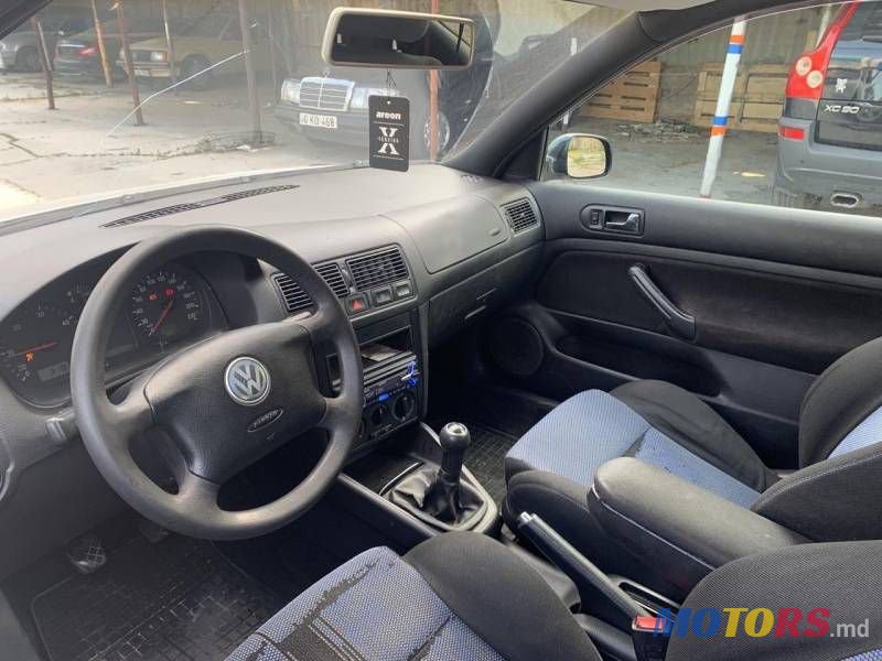 2001' Volkswagen Golf photo #5