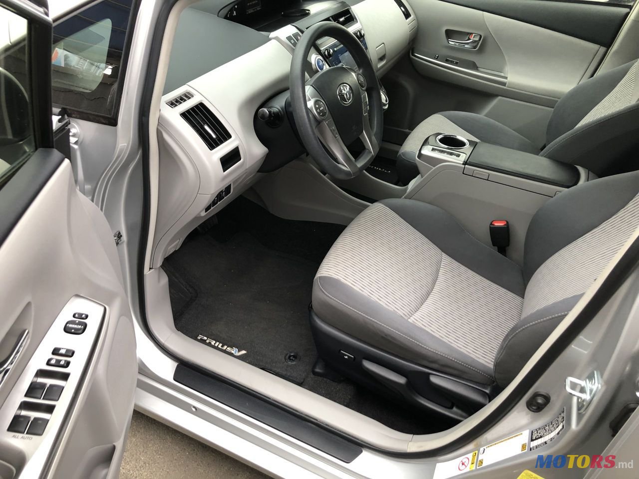 2015' Toyota Prius V photo #4