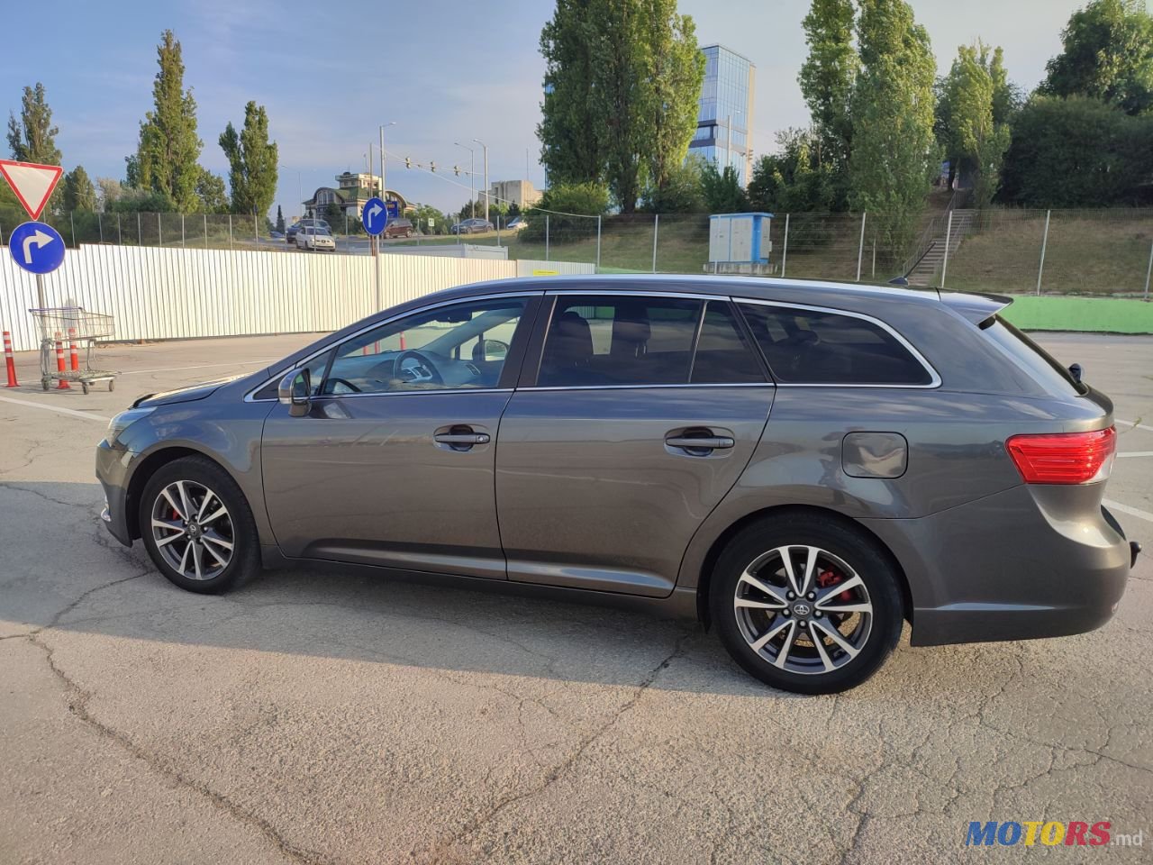 2013' Toyota Avensis photo #1