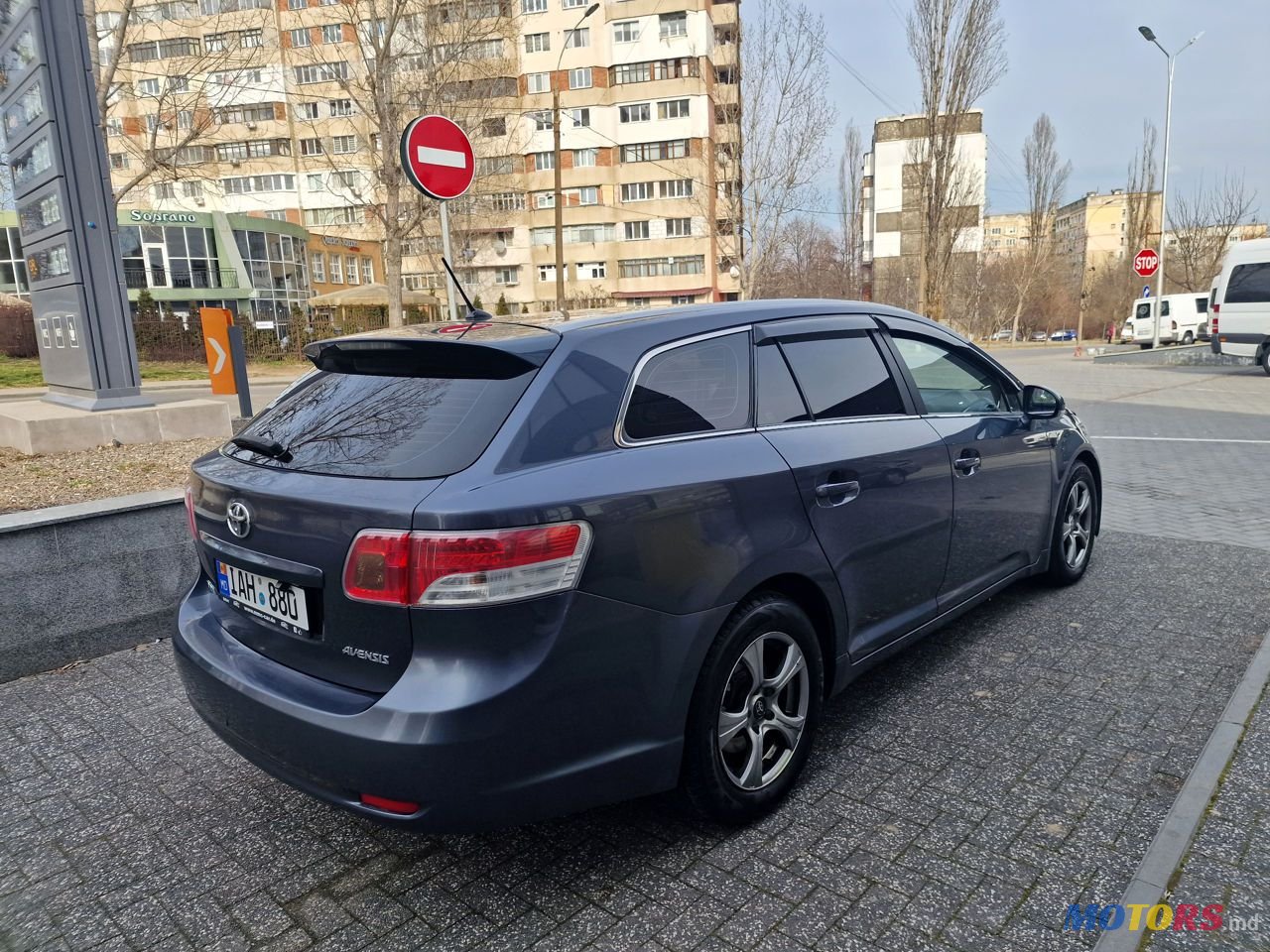 2010' Toyota Avensis photo #2