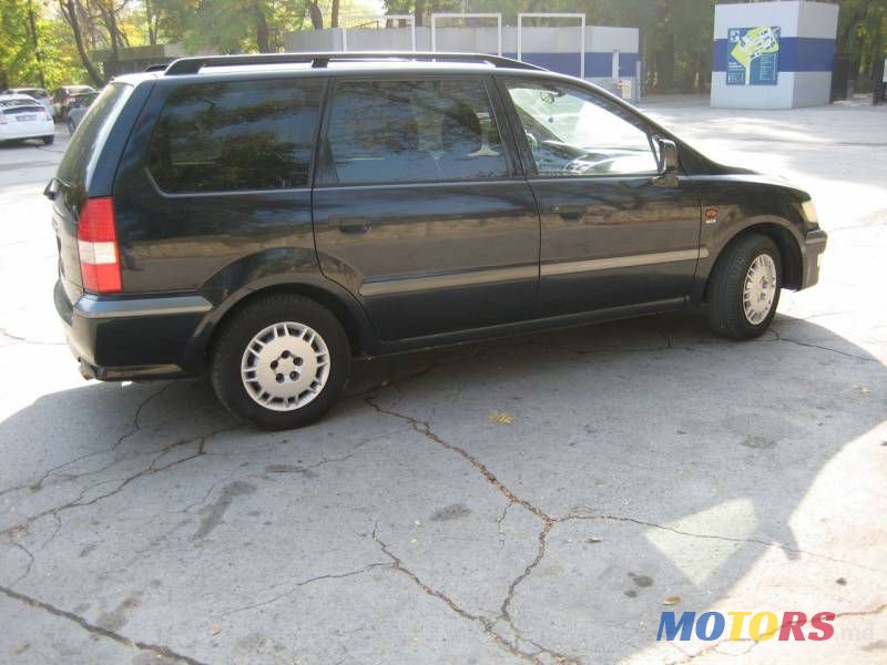 1999' Mitsubishi Space Wagon photo #1