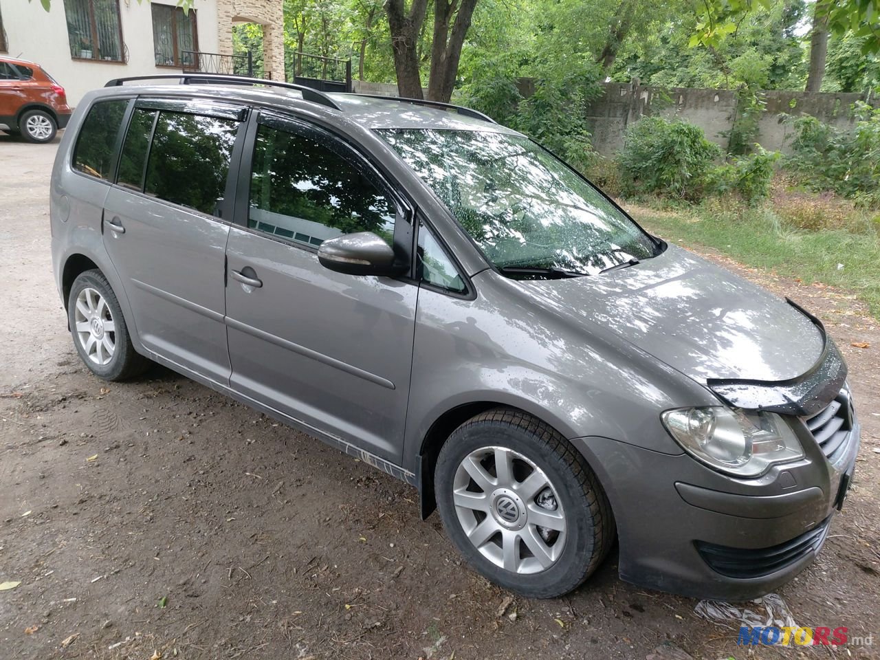 2010' Volkswagen Touran photo #2