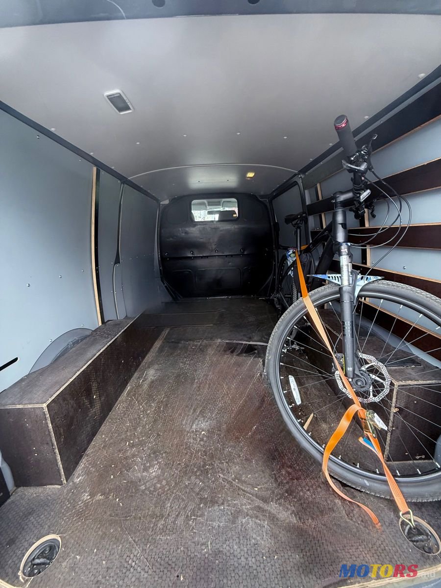 2017' Volkswagen Transporter photo #6