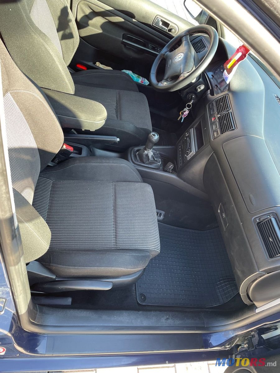 2004' Volkswagen Golf photo #5