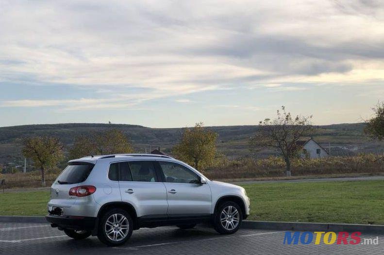 2010' Volkswagen Tiguan photo #1