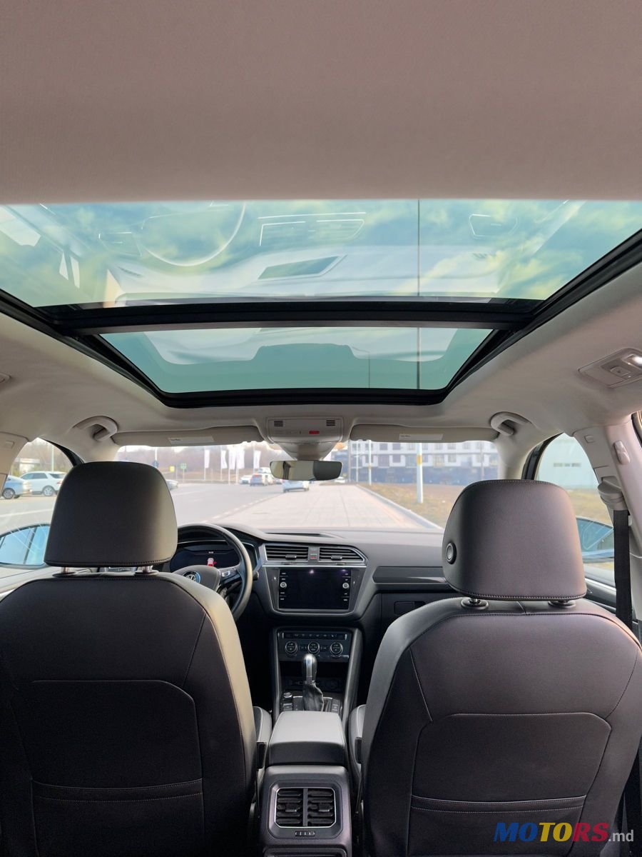2018' Volkswagen Tiguan photo #5