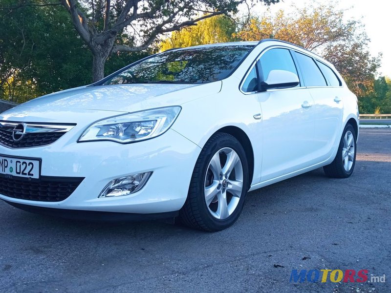 2011' Opel Astra photo #3