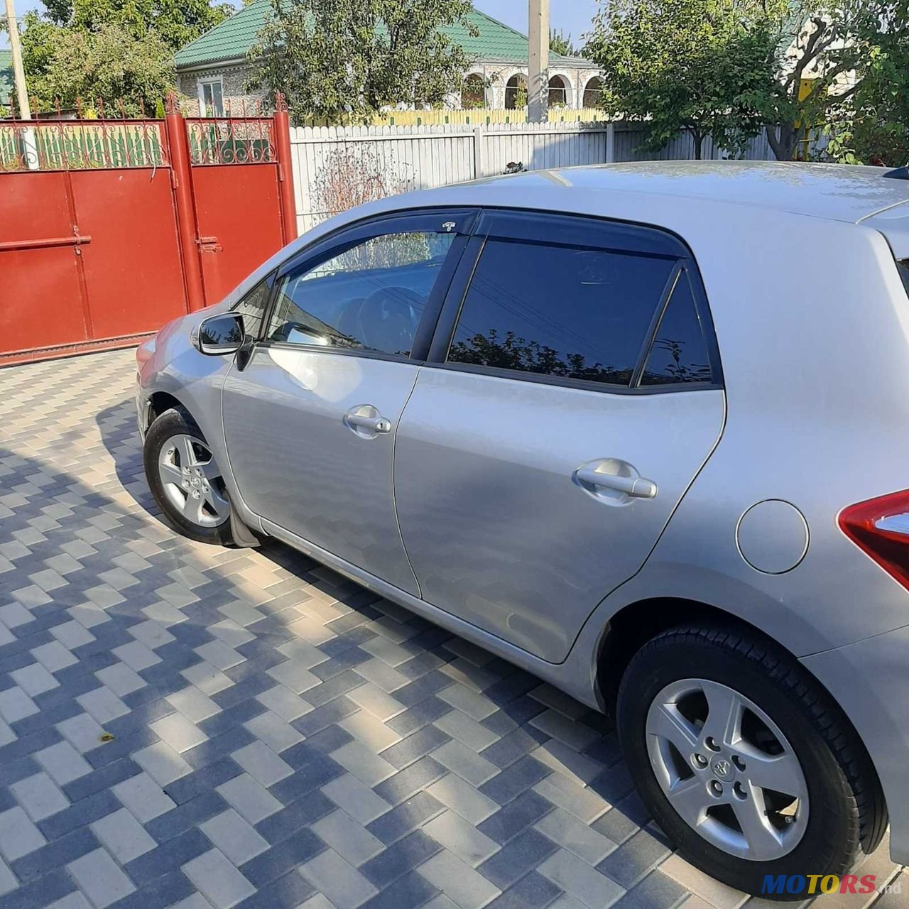 2011' Toyota Auris photo #6