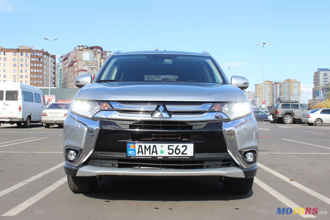 2017' Mitsubishi Outlander photo #2