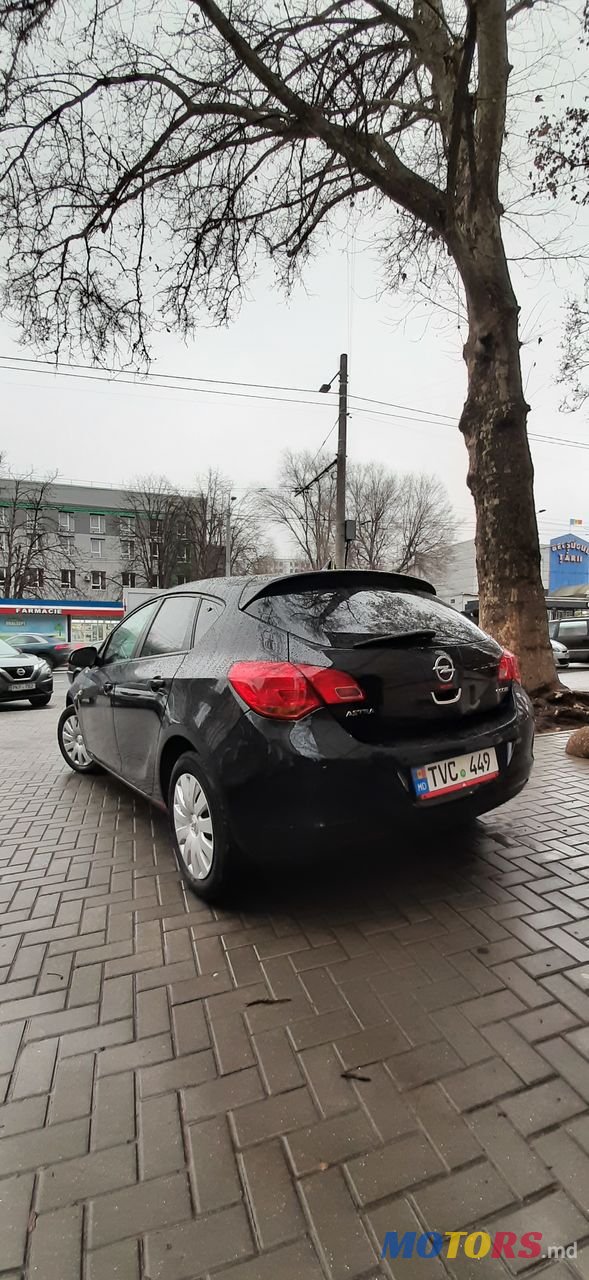 2012' Opel Astra photo #3