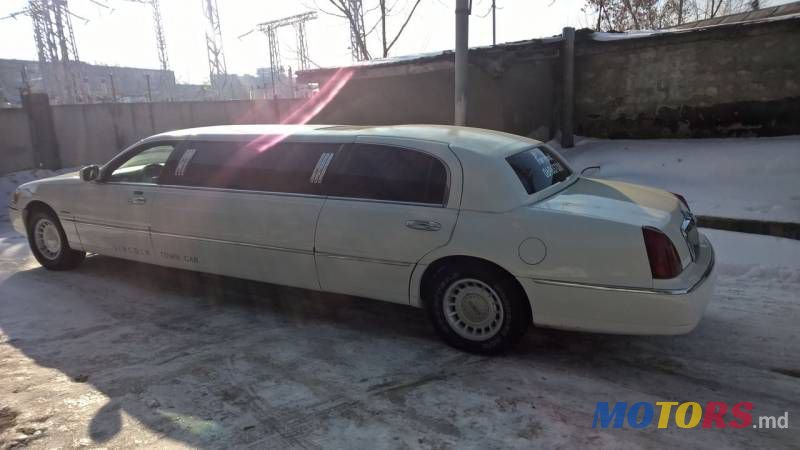 2000' Lincoln Town Car photo #2
