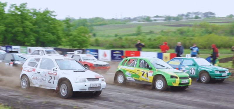 Adrenalină și noroi: La Glodeni a avut loc o competiție de autocros