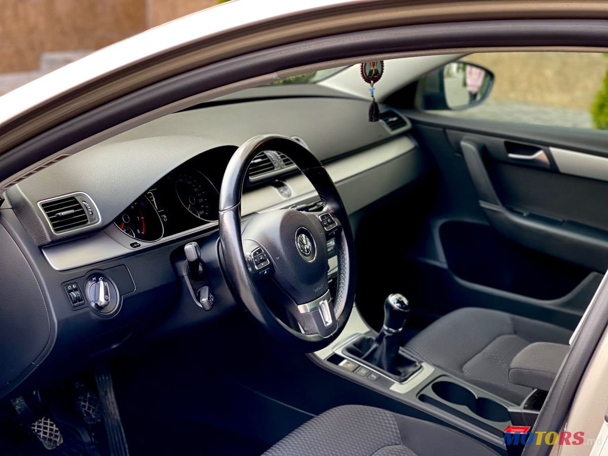 2013' Volkswagen Passat photo #5