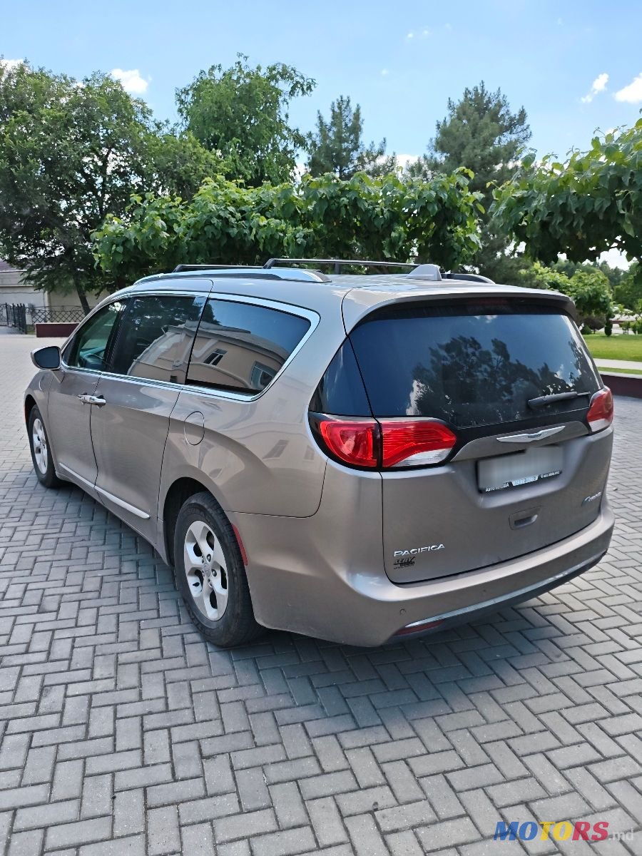 2018' Chrysler Pacifica photo #5