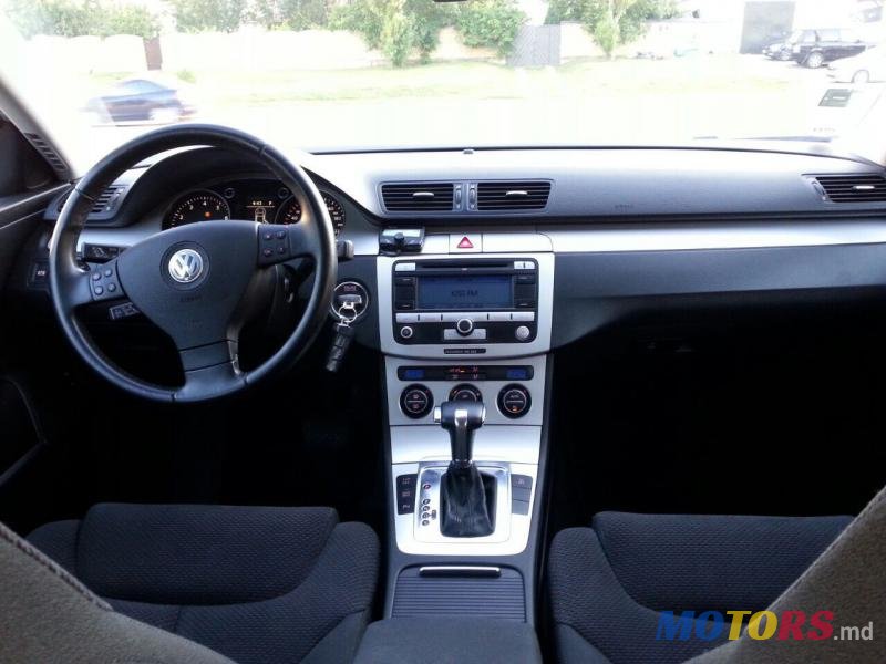 2009' Volkswagen Passat photo #3