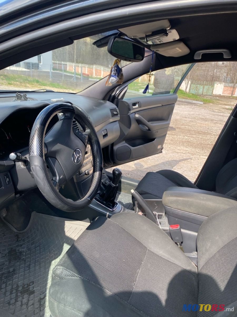 2005' Toyota Avensis photo #4