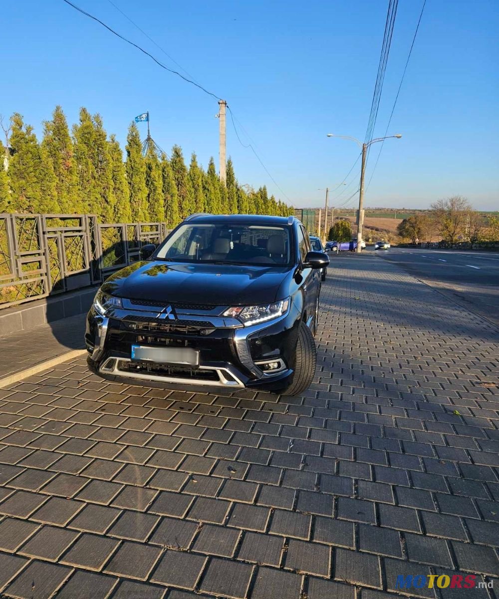 2019' Mitsubishi Outlander photo #2