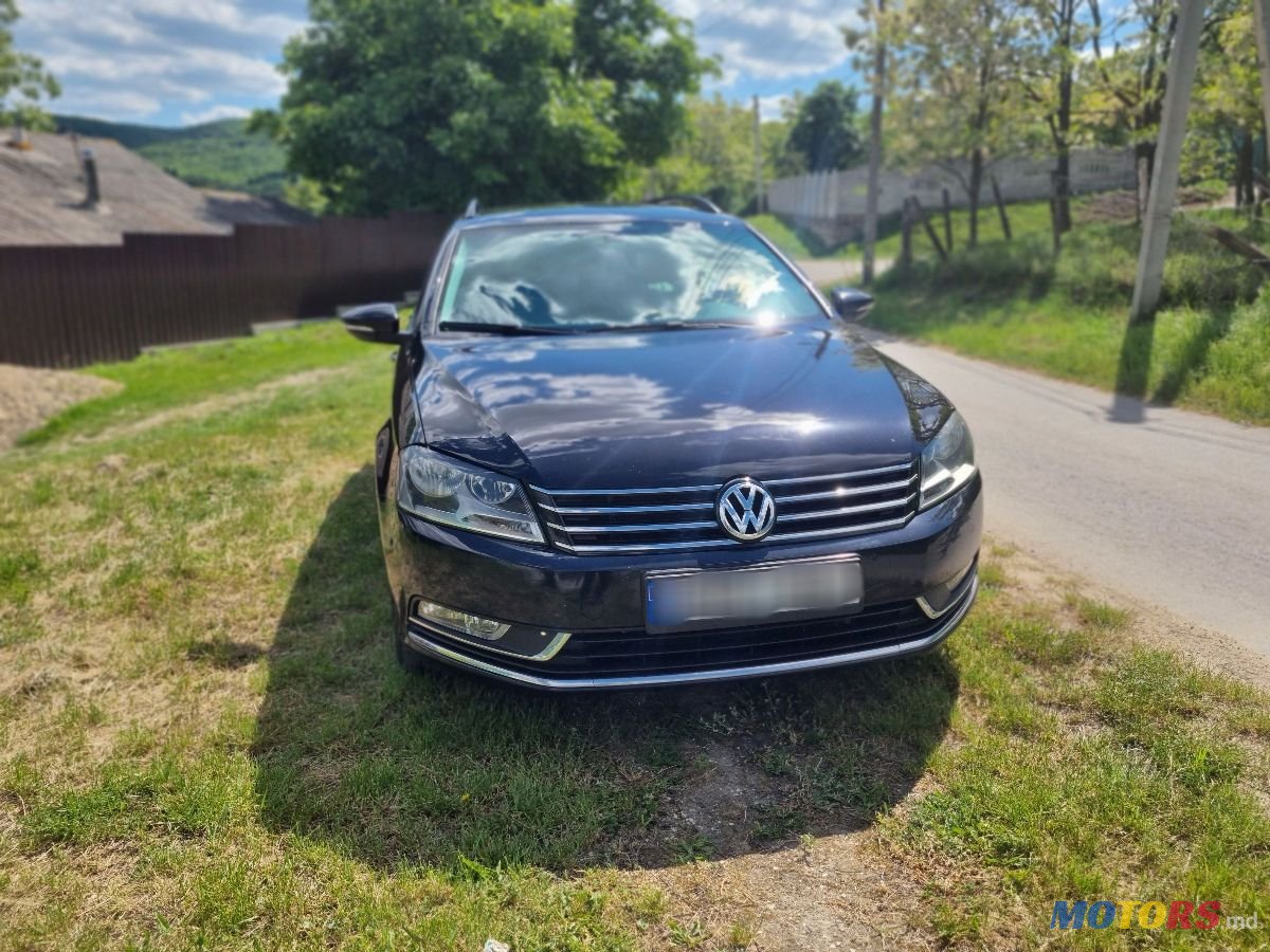 2011' Volkswagen Passat photo #2