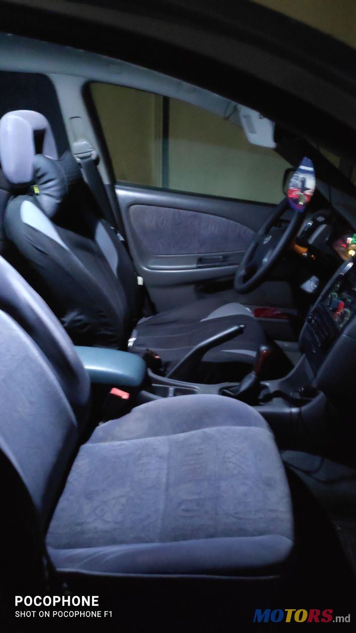 2000' Toyota Avensis photo #3