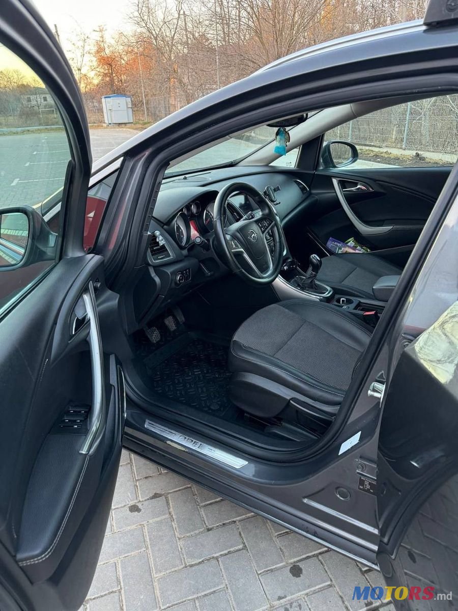 2012' Opel Astra photo #3