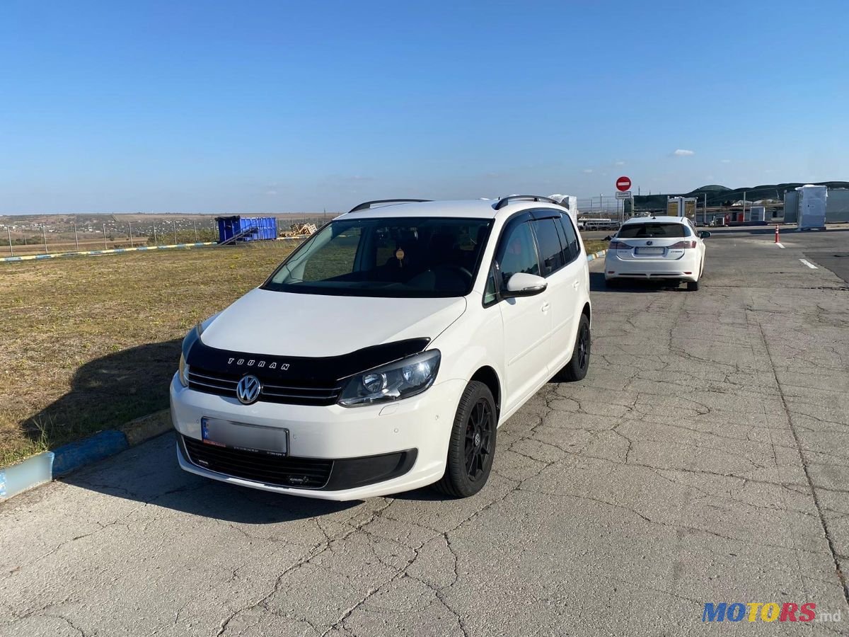 2011' Volkswagen Touran photo #3